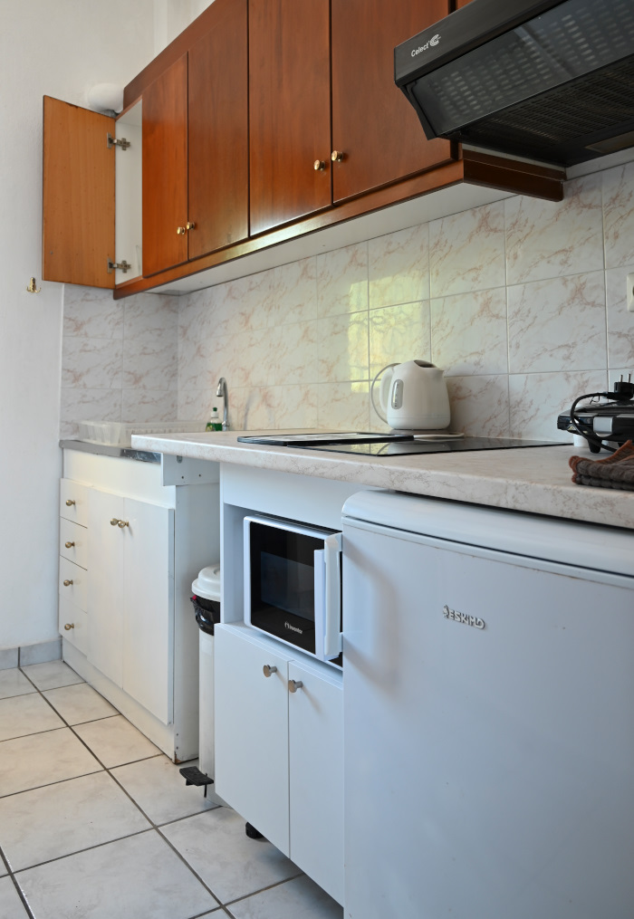 studios roumanis - kitchenette